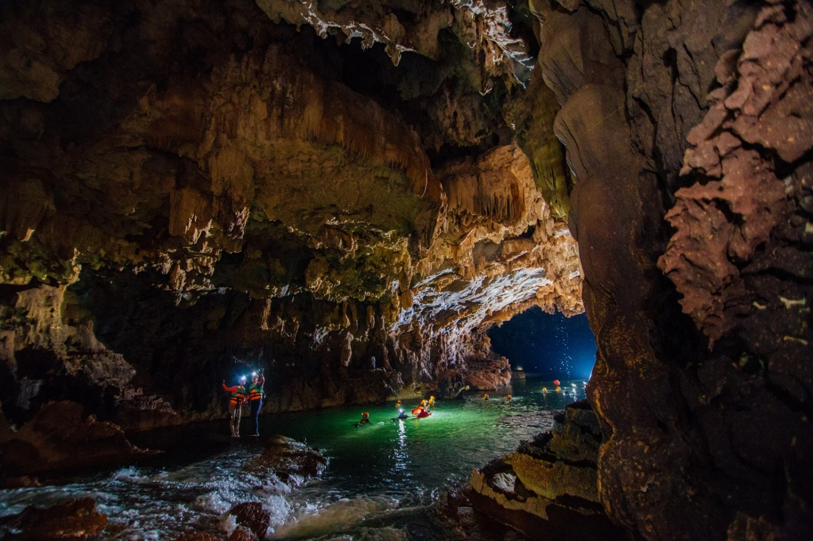 Hệ thống trong hang Tú Làn khá đặc biệt