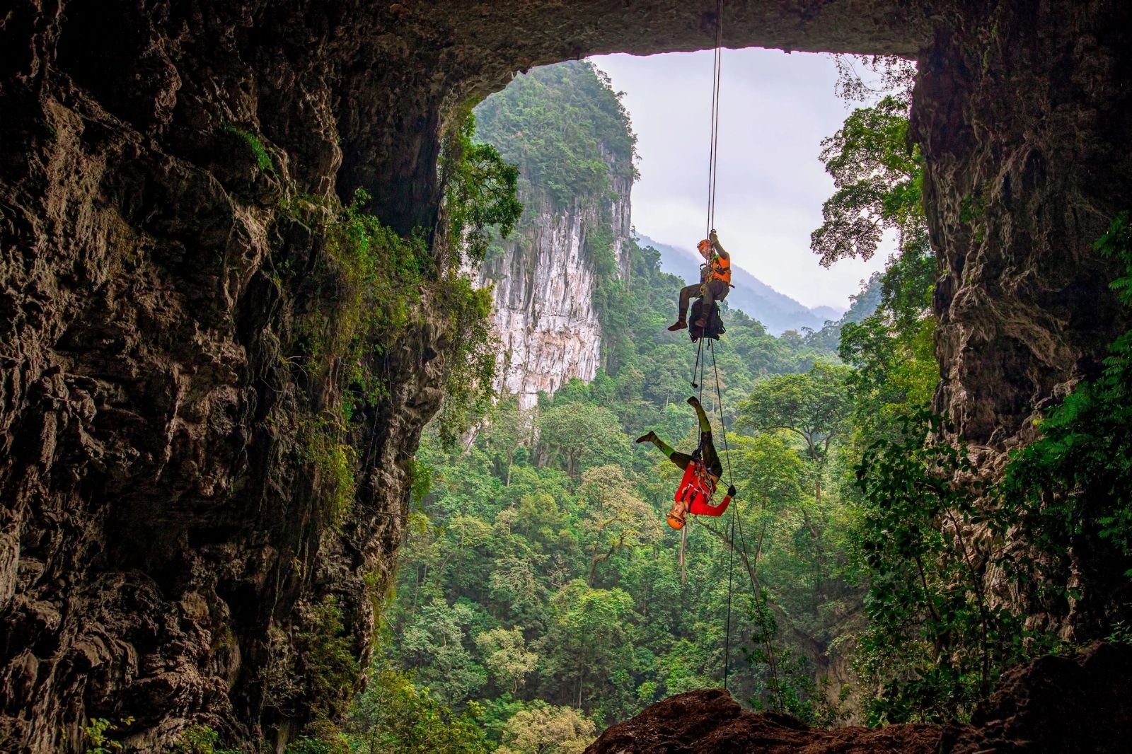 Hành trình khám phá siêu hố Sụt bí ẩn