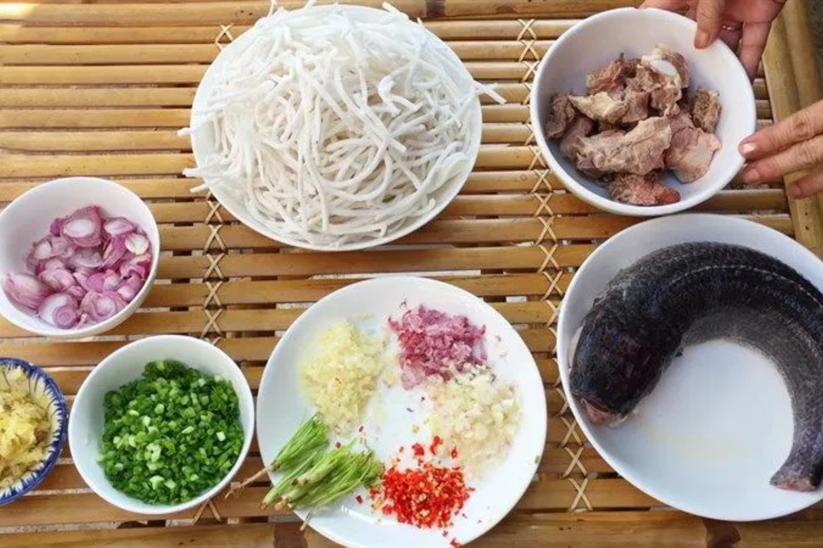 Sơ chế nguyên liệu cho món cháo canh