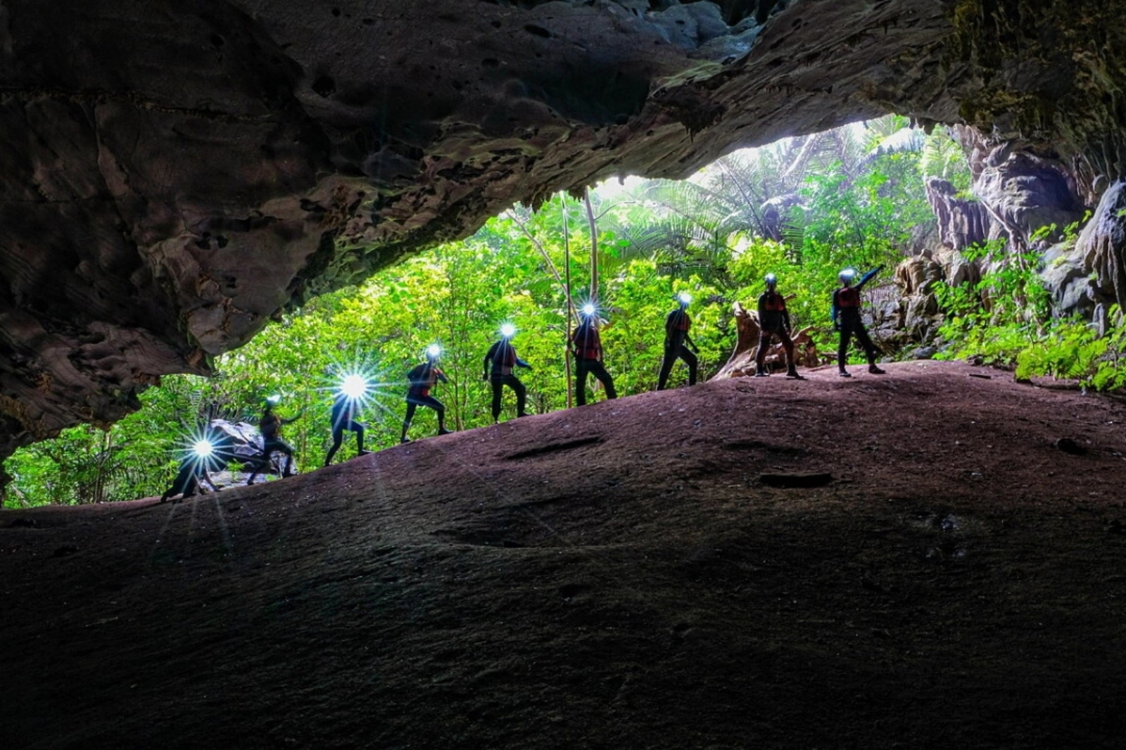 Hành trình trekking khám phá hang động Tú Làn