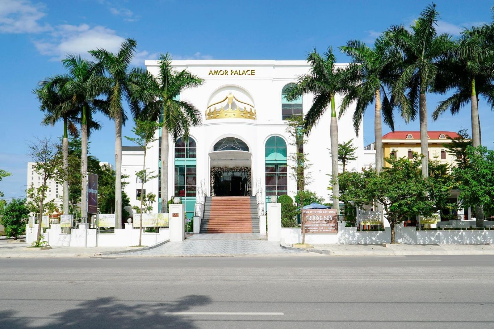 Amor-Palace-nha-hang-quang-binh-sang-trong-nhat-hien-nay