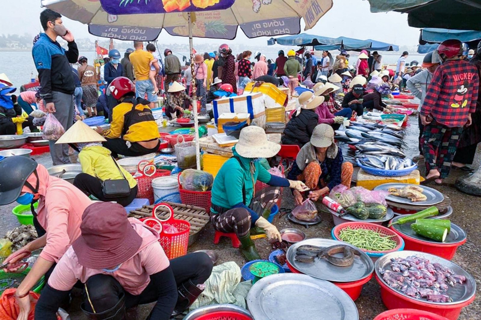Khung-canh-mua-ban-tap-nap-o-cho-dong-hoi
