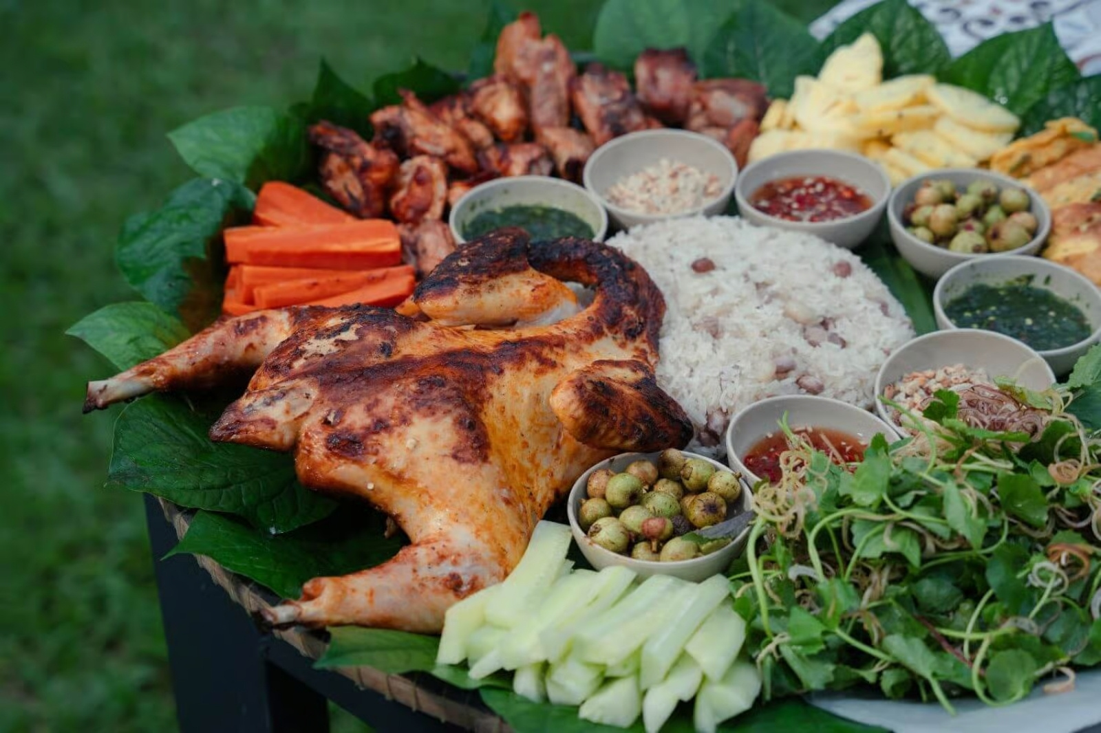 Thuong-thuc-mon-ga-nuong-cham-muoi-cheo-khi-den-voi-quang-binh