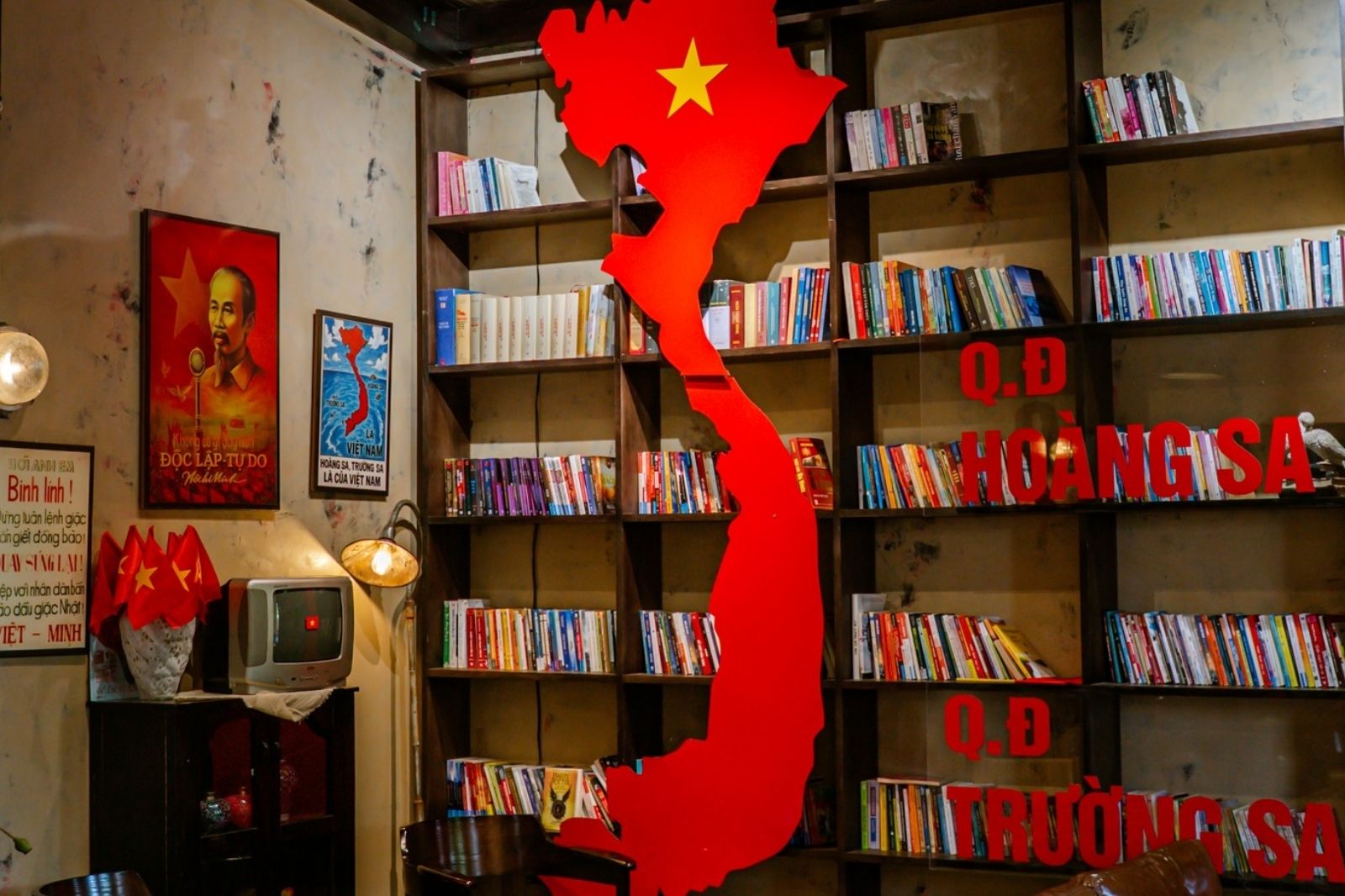 Mô Coffee: Tọa độ check-in độc nhất vô nhị cho dịp lễ Quốc Khánh 2/9 tại Đồng Hới 18 Tủ sách với chiếc bản đồ khẳng định chủ quyền dân tộc