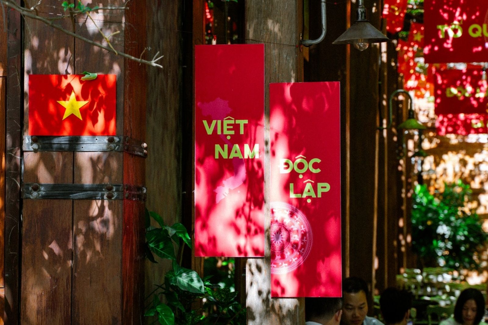 Mô Coffee: Tọa độ check-in độc nhất vô nhị cho dịp lễ Quốc Khánh 2/9 tại Đồng Hới 13 Bảng khẩu ngữ "việt Nam - Độc Lập"