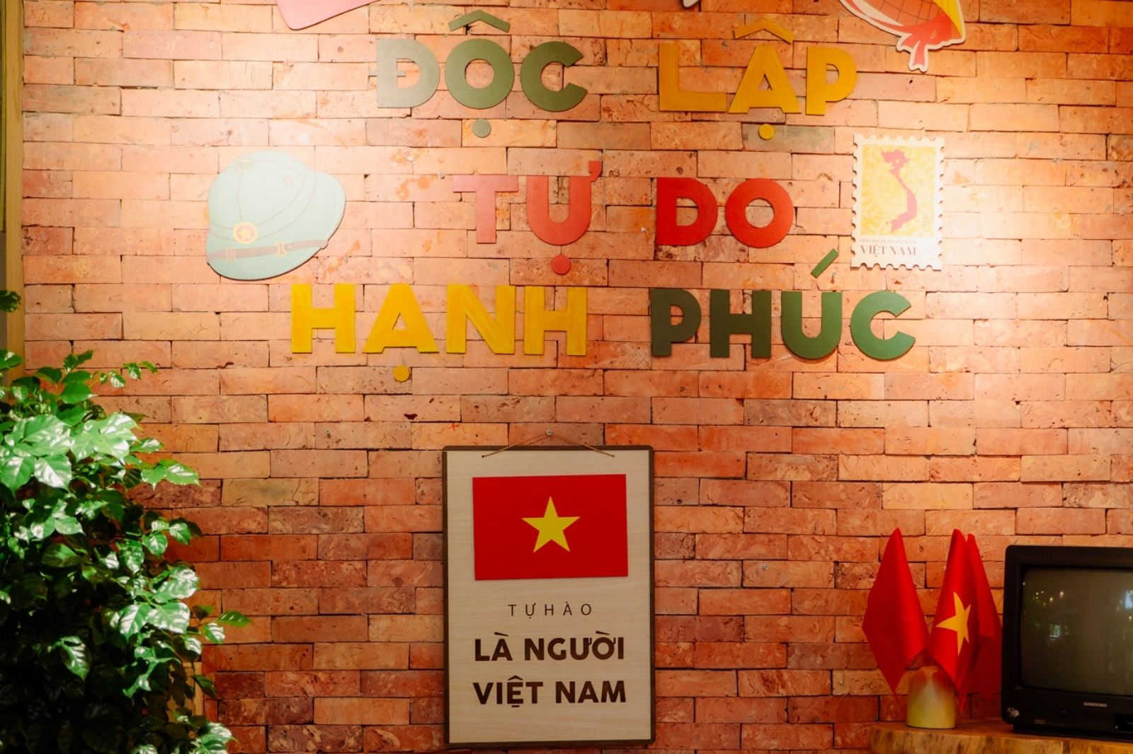 Góc check-in Quốc Khánh tại quán cà phê "Tự hào là người Việt Nam"