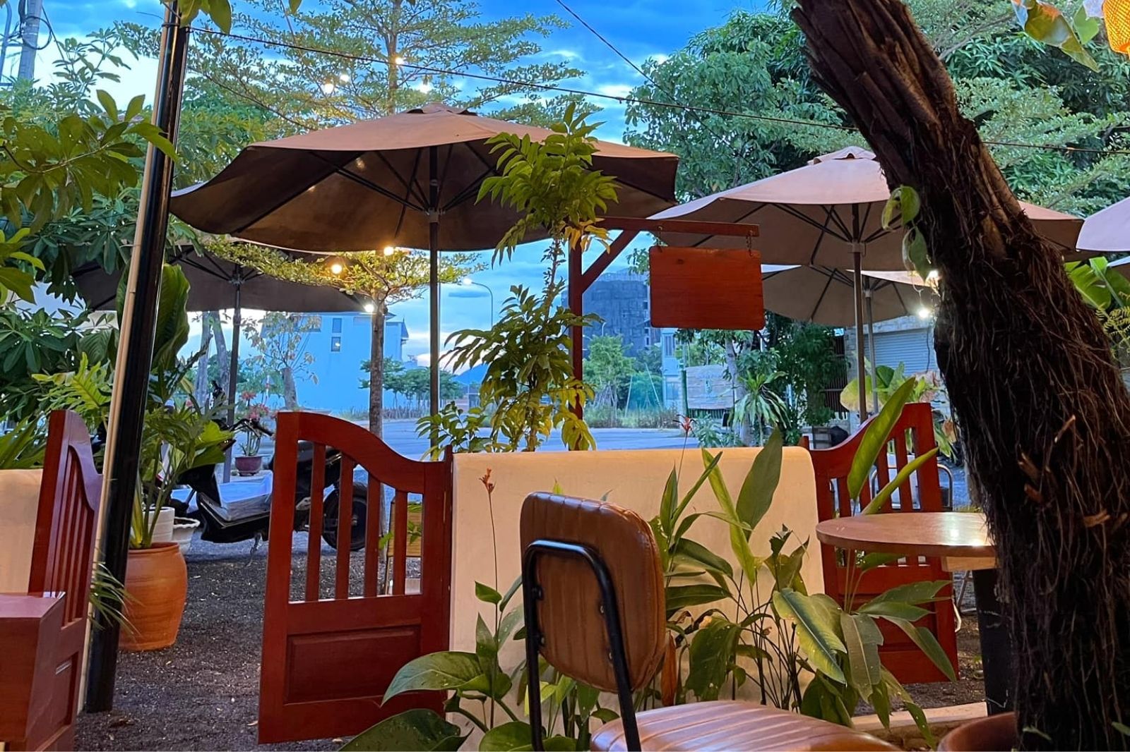 Không gian thư giãn ngoài trời tại Mầm Coffee