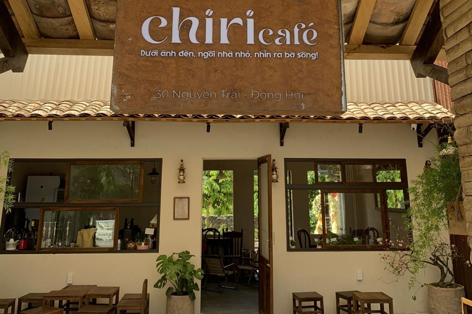 Không gian vintage mang màu hoài cổ của Chiri Cafe