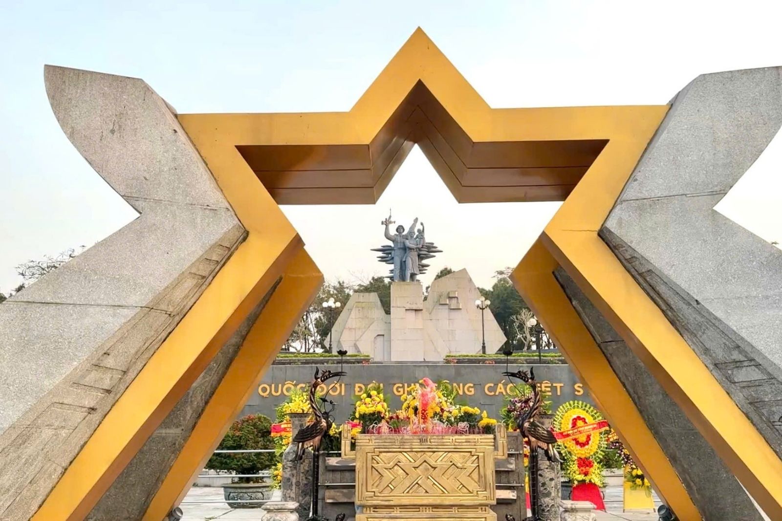 Nghĩa trang Quốc gia Đường 9 Quảng Trị: Biểu tượng của lòng tri ân và tự hào dân tộc 7 Khu vực tượng đài chiến thắng