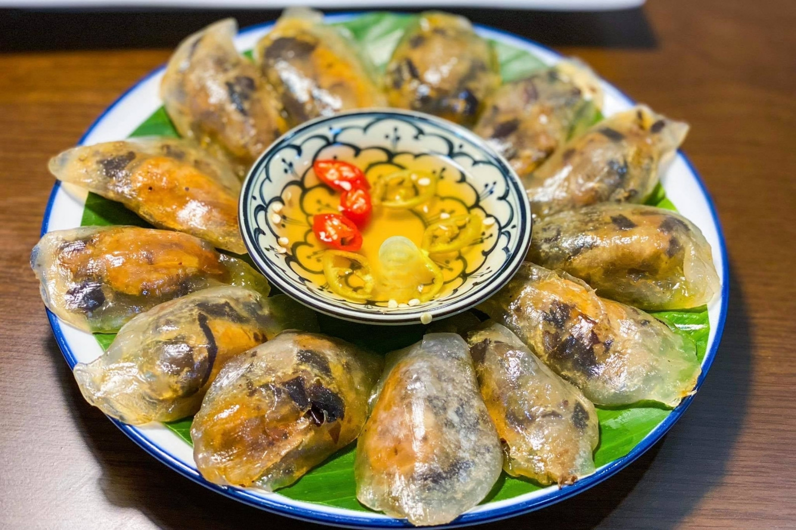 Bánh lọc Quảng Bình - Nét chấm phá trong văn hóa ẩm thực xứ Quảng 7 Vo-banh-dai-mem-trong-suot-niu-chan-bao-thuc-khach-kho-tinh