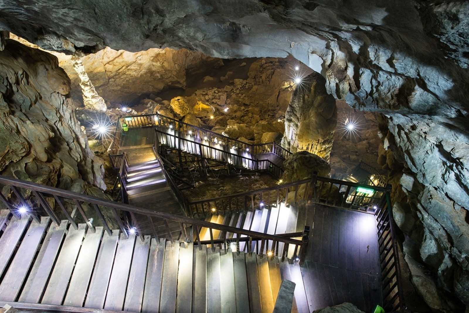 Động khô dài nhất châu Á
