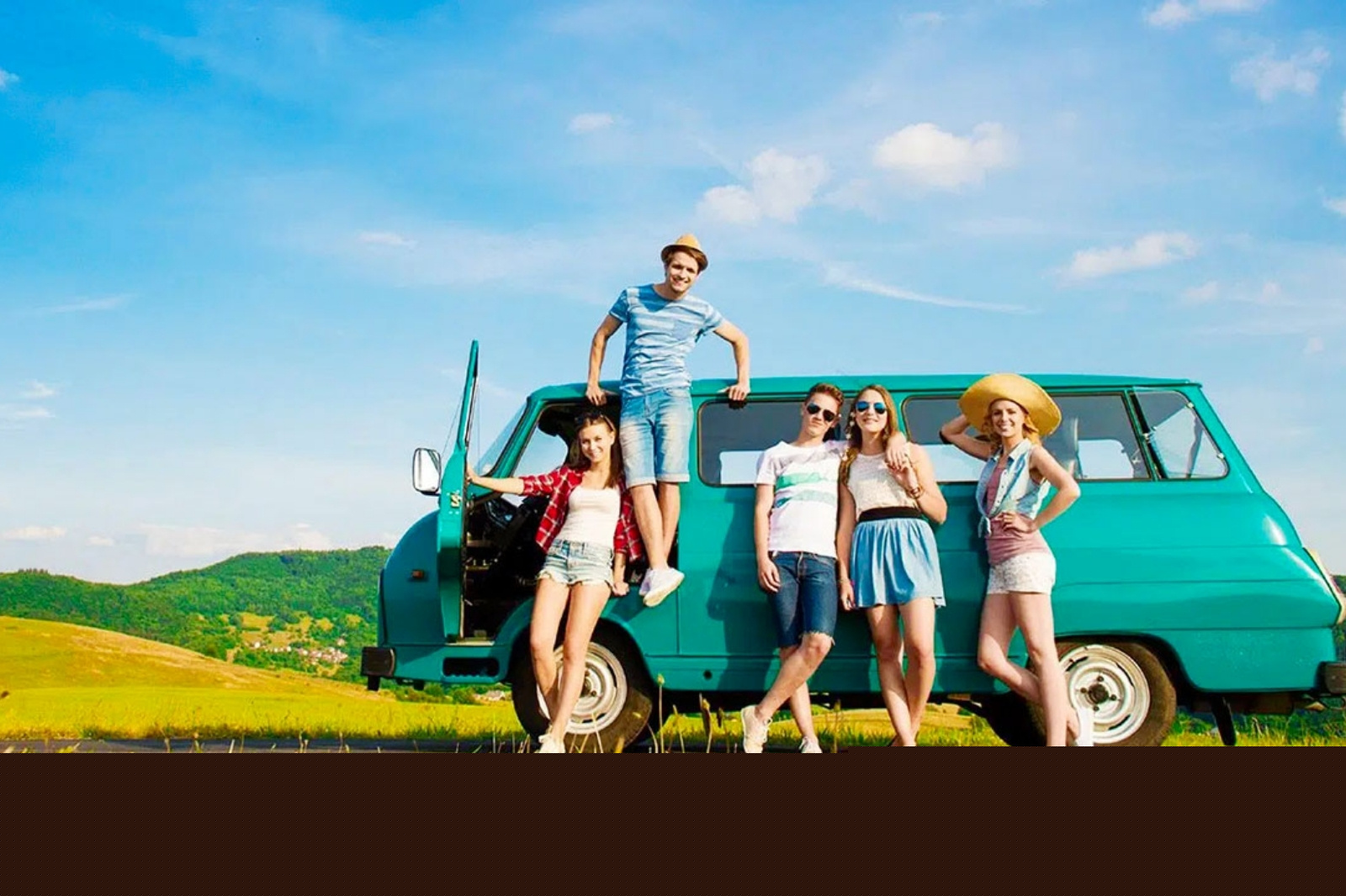 Xe du lịch là yếu tố cần thiết trong các tour tham quan Quảng Bình